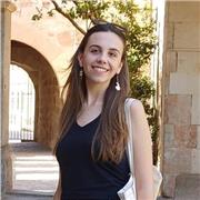 Chica responsable y estudiante de 2° Bachiller imparte clases a niños de primaria y secundaria